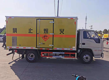 隆回爆破器材运输车工人安全操作规范与智能技术保障